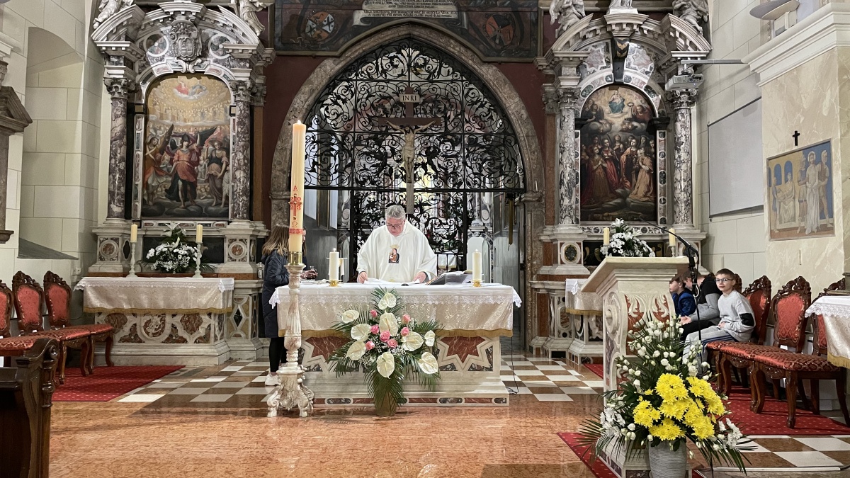 Župnik predslavi misu u Crkvi Majke Božje Trsatske
